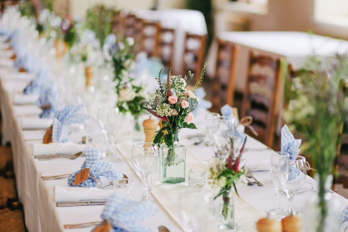 Centres de table pour mariage champêtre : idées créatives et romantiques